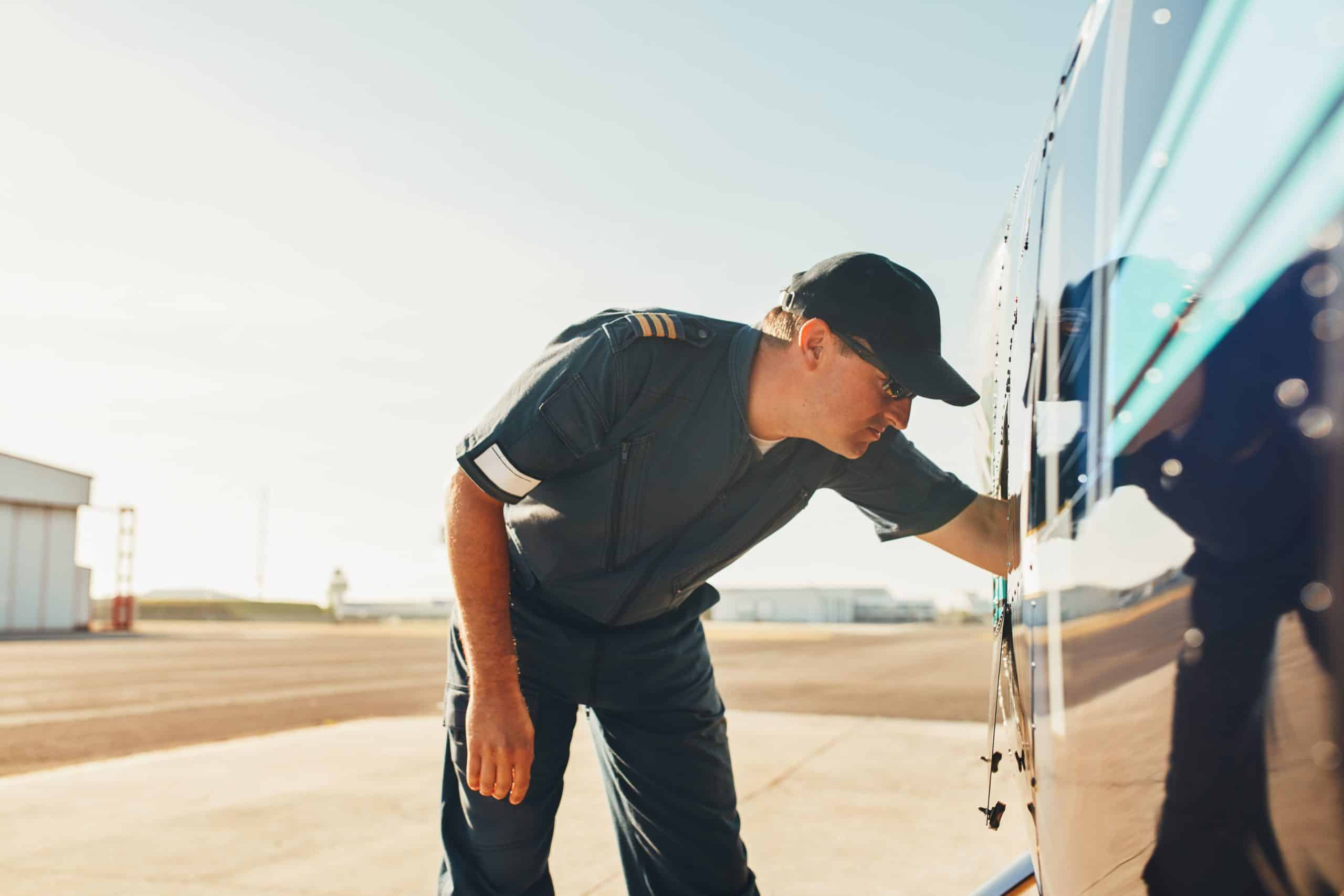 pilot-checking-the-engine-condition-of-helicopter-2021-08-26-19-58-14-utc bis